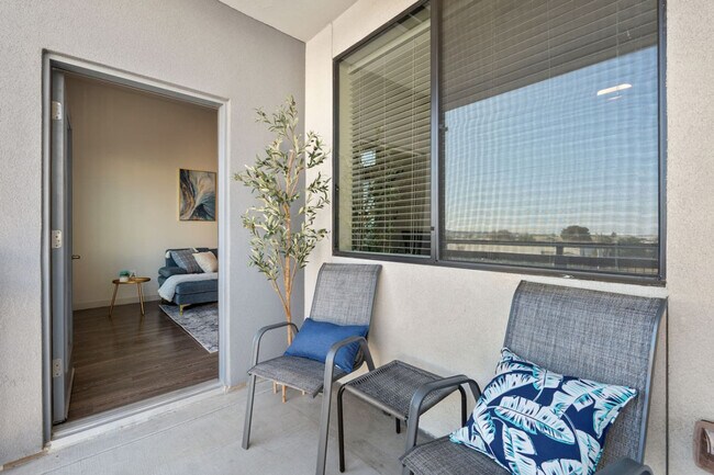 Building Photo - 711 W Broadway Rd