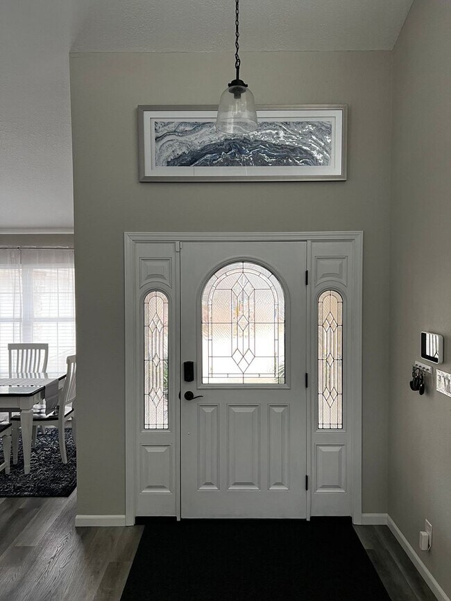 Building Photo - beautiful updated large home