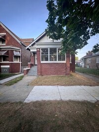 Building Photo - 4 Bed 1.5 Bath - Single Family Home locate...