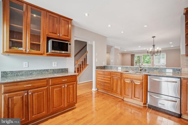 Building Photo - 1253 Quaker Hill Dr