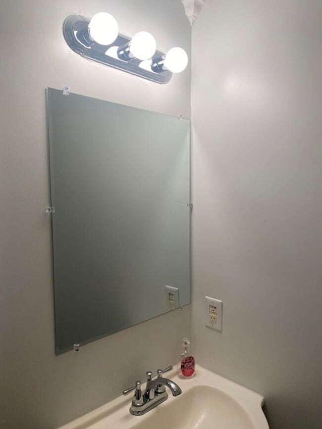 Building Photo - 3 bed 2 bath Brick Ranch