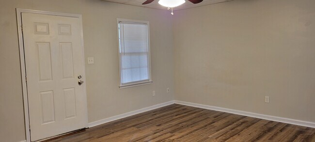 Building Photo - 4520 Bartow Carver Rd SE