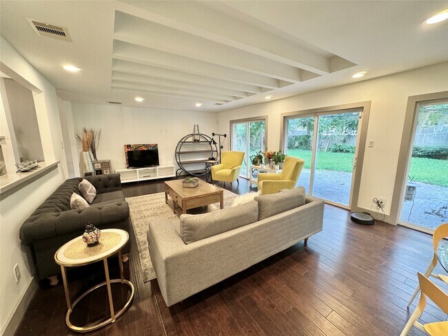Building Photo - 9806 Cliffwood Dr