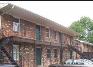 Building Photo - Knoxville 37920 - 1 bedroom, 1 bath apartment near Downtown - Call Tara Hayes (865) 242-8010
