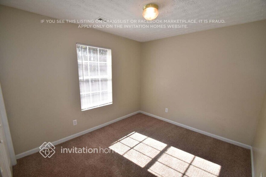 Building Photo - 727 Trickle Ln