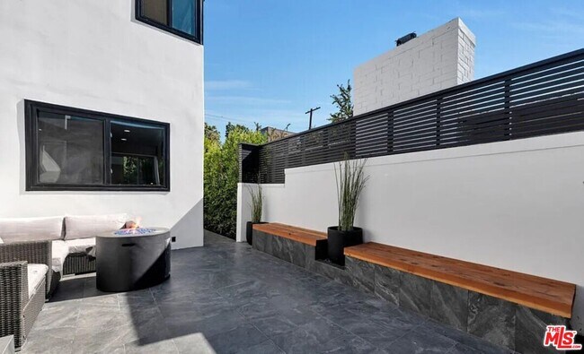 Building Photo - 418 N Bowling Green Way