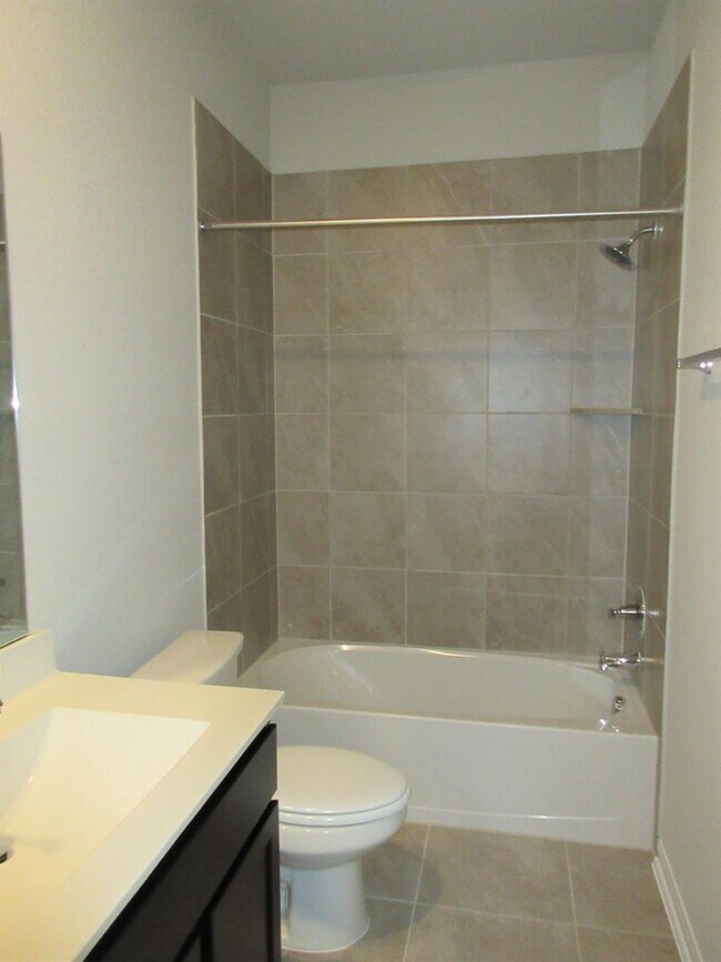 Building Photo - 4-Bedroom Home in Oak Creek - Highly Sough...