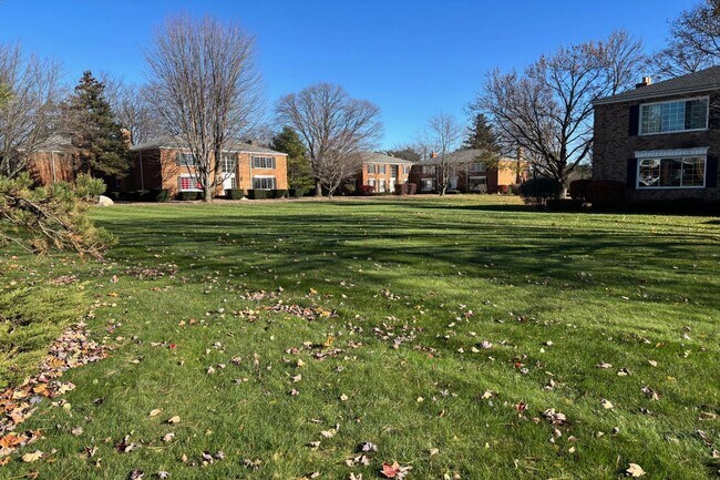 Building Photo - 689 E Fox Hills Dr