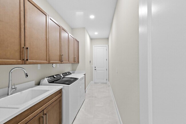 Building Photo - 14823 Wildwood Cir