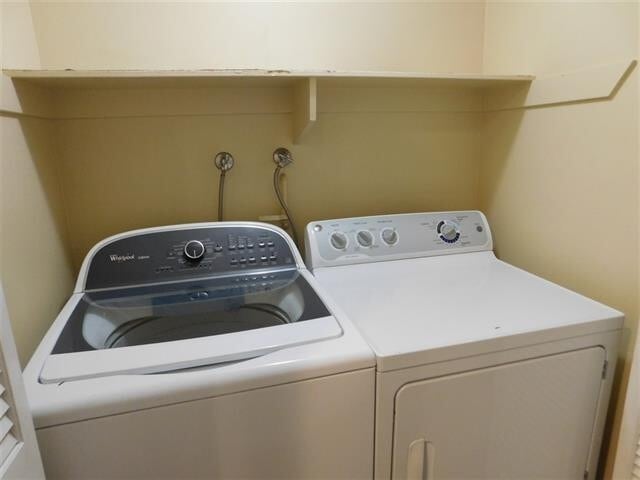 Building Photo - Escondido 3 Br Gated LOVELY Townhome 2 pat...