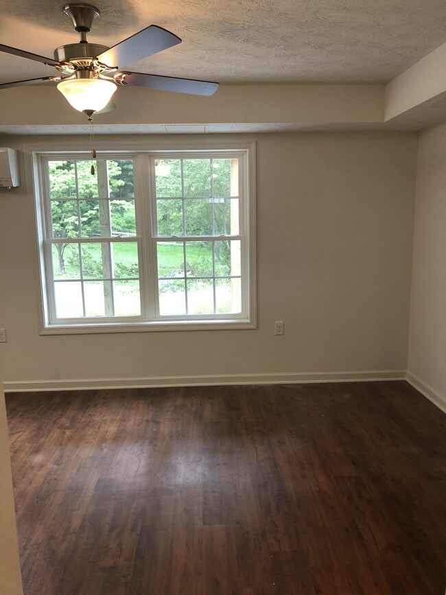 Building Photo - One Bedroom Apartment