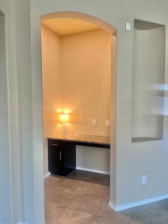 Building Photo - 2025 Lake Vista Dr