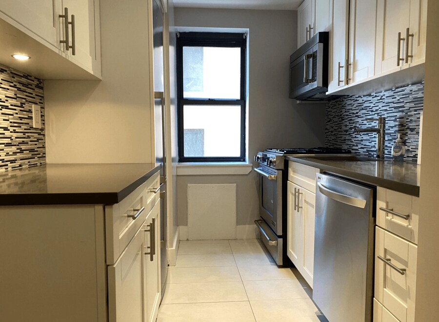 Building Photo - 221 E 72nd St