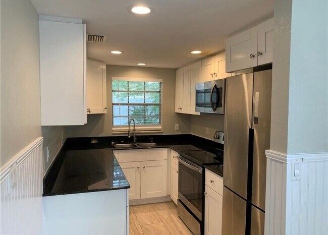 Kitchen - 819 Courtington Ln