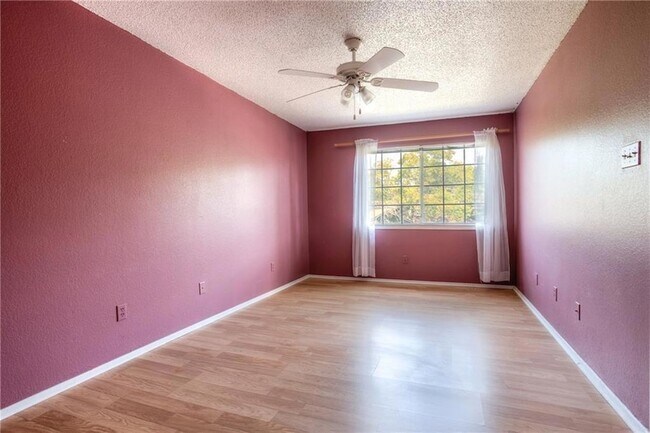 Building Photo - 1015 E Yager Ln