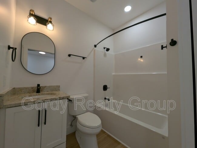 Building Photo - 2984 Russ St