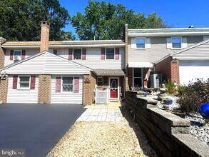 Building Photo - 832 Woodchuck Ln