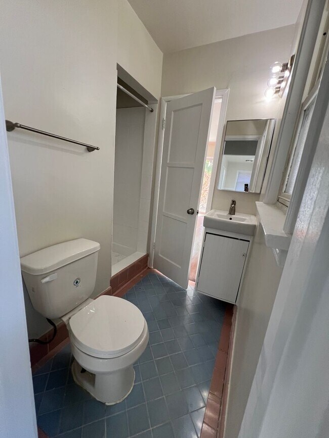 Building Photo - Spacious 3BR 2BA Home ideally located off ...