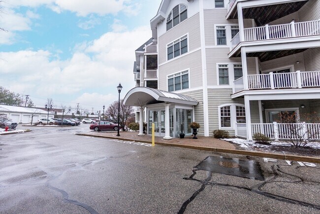 Building Photo - 614 Pond St