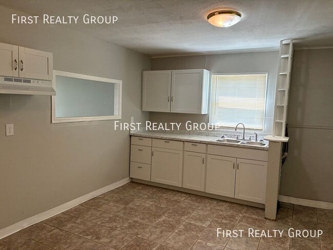 Building Photo - 4841 Gardendale Ave