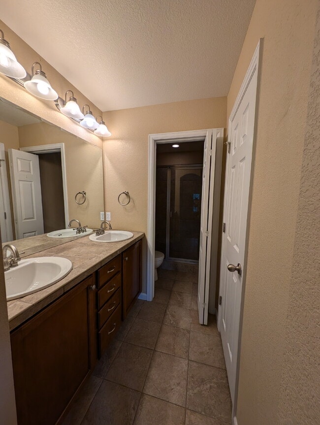 Building Photo - Great Lowry Townhome! Move in Special of $...