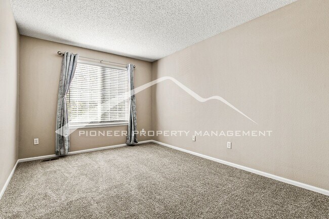 Building Photo - Spacious Home with gorgeous kitchen and central AC!