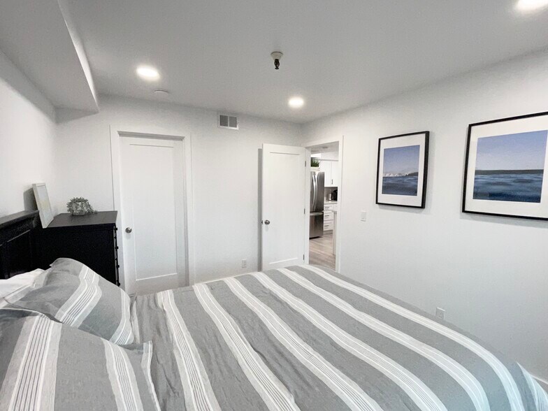 Building Photo - 3830 Avenida Del Presidente