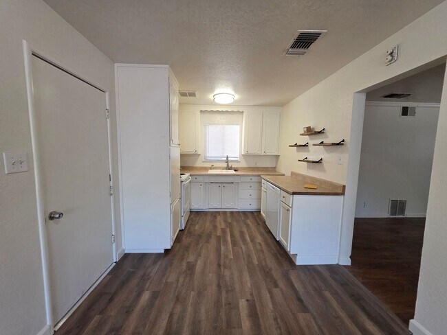 Building Photo - 4 bedroom single story near freeway & shop...