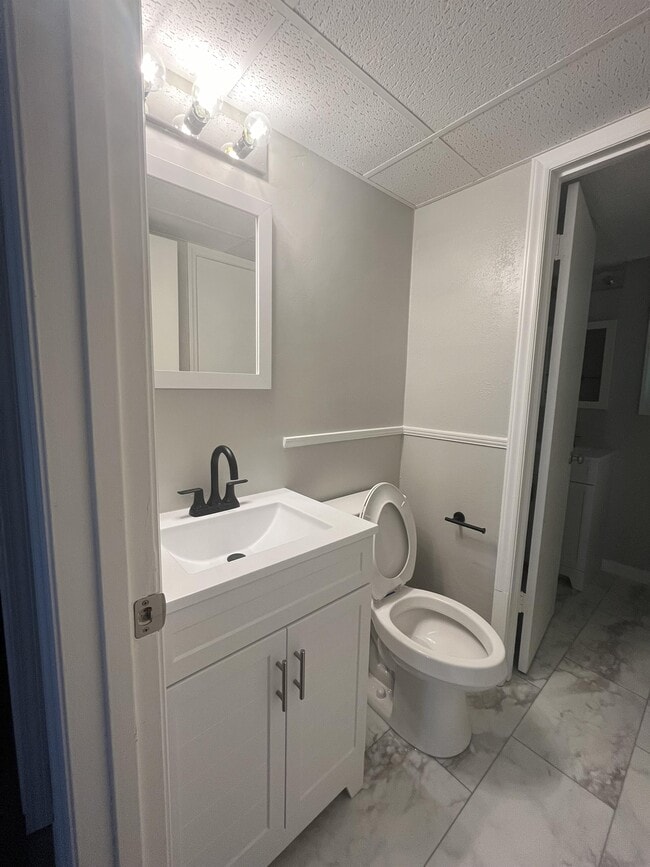 Building Photo - 356 S Cherry St