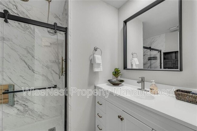 Building Photo - 305 NW Shamrock Ave