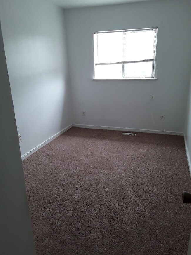 Building Photo - Three bedroom townhome with small, fenced-in patio/ yard area.