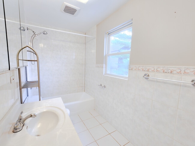 Building Photo - 1634 W Huron St