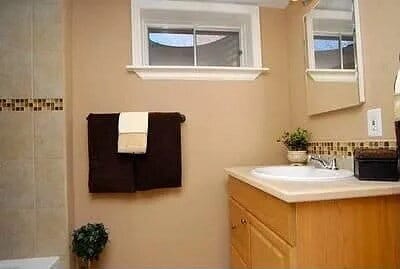 Building Photo - Available Now!  Fantastic 5br/2ba Remodele...