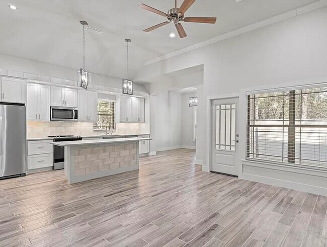 Building Photo - 16 Justin Ct