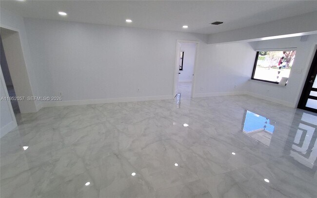 Building Photo - 216 Shadow Way