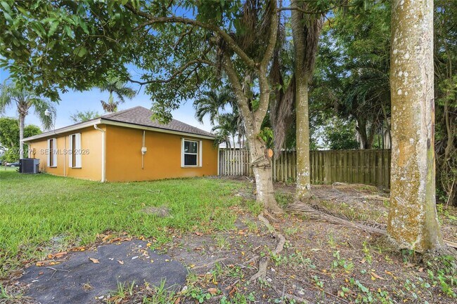 Building Photo - 879 SW 10th St