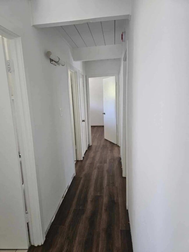 Building Photo - BEAUTIFUL "Blue Bungalow" 4 Bed/3 Bath Hom...