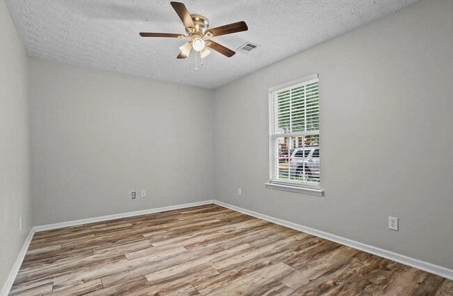 Building Photo - 216 Village Square Dr