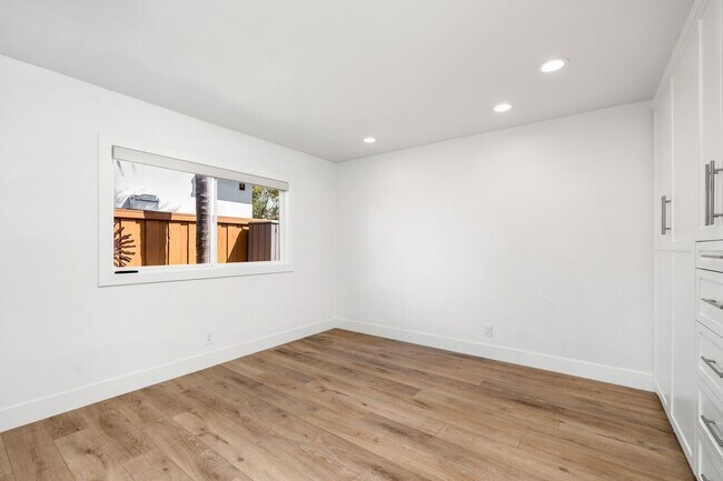 Building Photo - REMODELED 4 BD/3.5 BA RANCH STYLE HOME IN DOVER SHORES