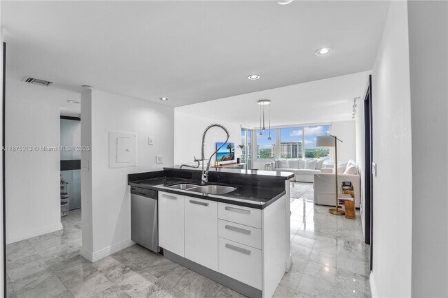 Building Photo - 400 South Pointe Dr