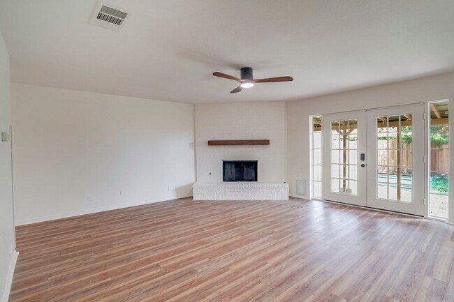 Building Photo - 606 Splitrock