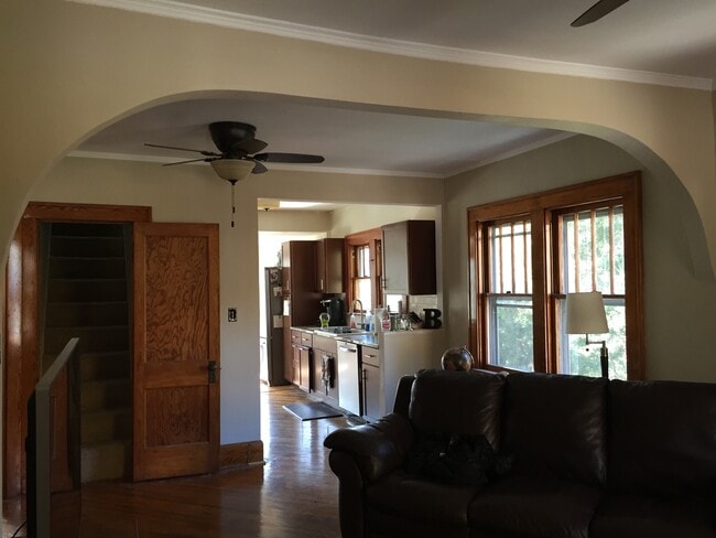 Building Photo - 3 Bedroom House Near UIHC