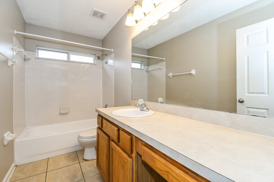 Building Photo - 2600 Creek Ridge Dr