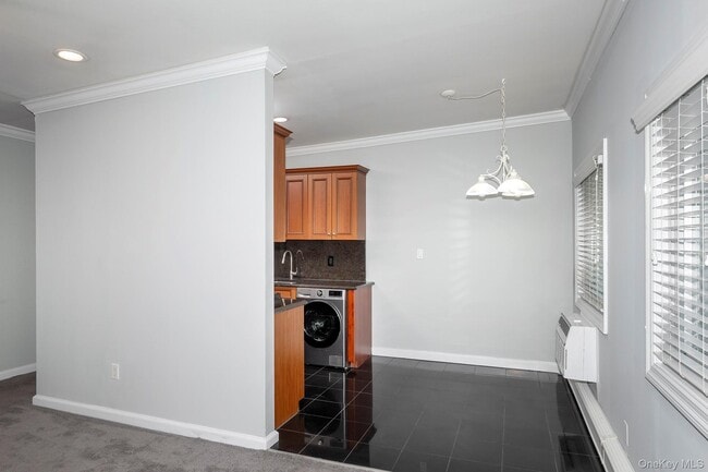 Building Photo - 427 Main St