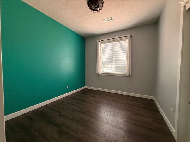 Building Photo - 2626 NE Hawthorne Cir