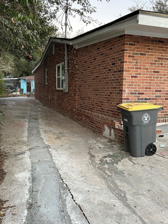 Building Photo - All Brick 4 bedroom 2 bath Northside Rental!