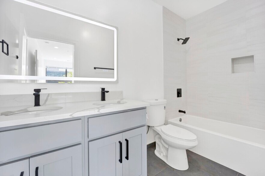 Building Photo - 4350 W Lawrence Ave