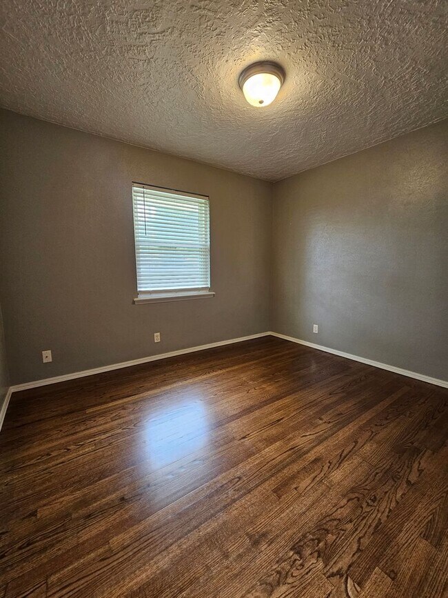 Building Photo - (3) Bed/(1.5) Bath in Core Norman Avail NOW!