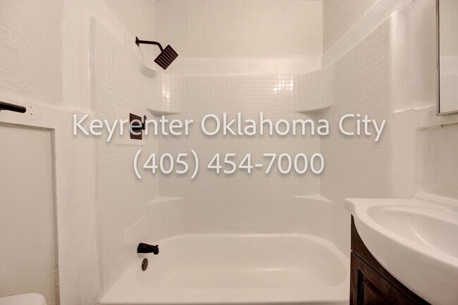 Building Photo - 4913 N Willow Ave