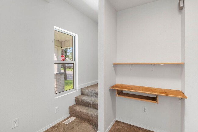 Building Photo - 3 bedroom | 2 bathroom | PETS WELCOME!